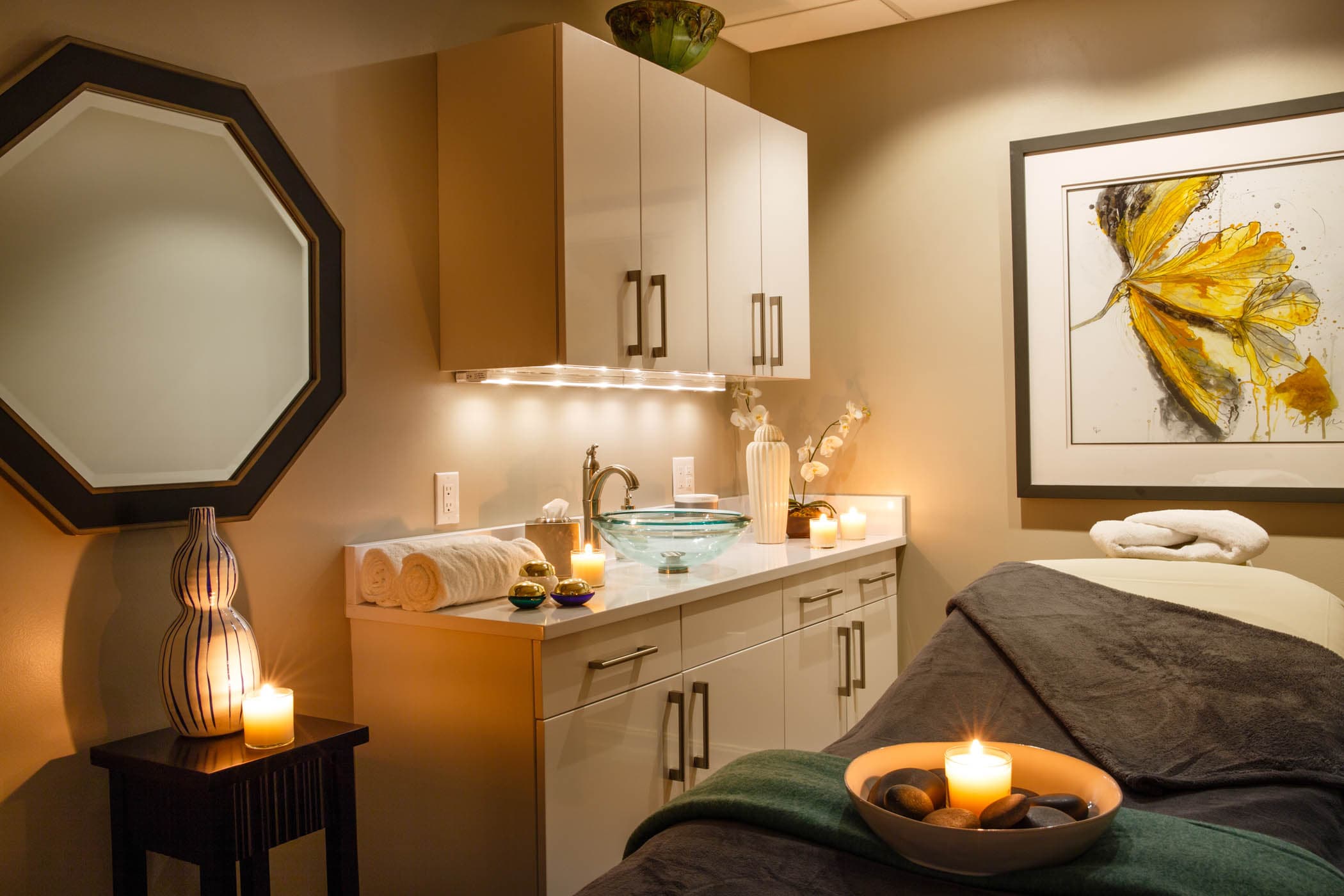 Inn On Fifth Spa Area With Candles